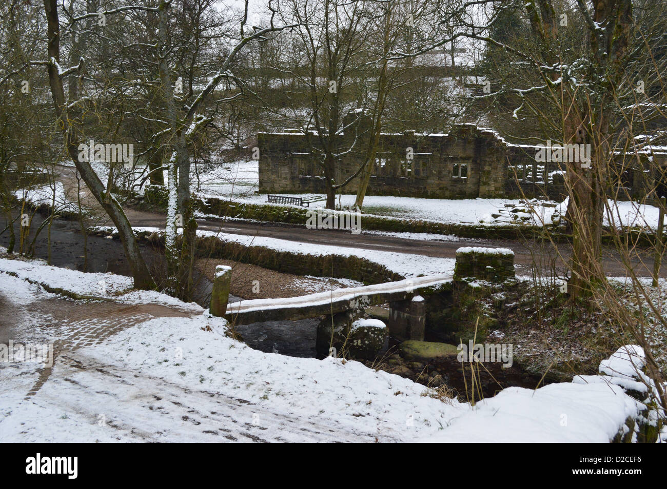 Le Hameau de Wycoller en hiver près de la sorte avec le Bronte Pont Packhorse, Clapper Bridge et de Wycoller Hall Banque D'Images