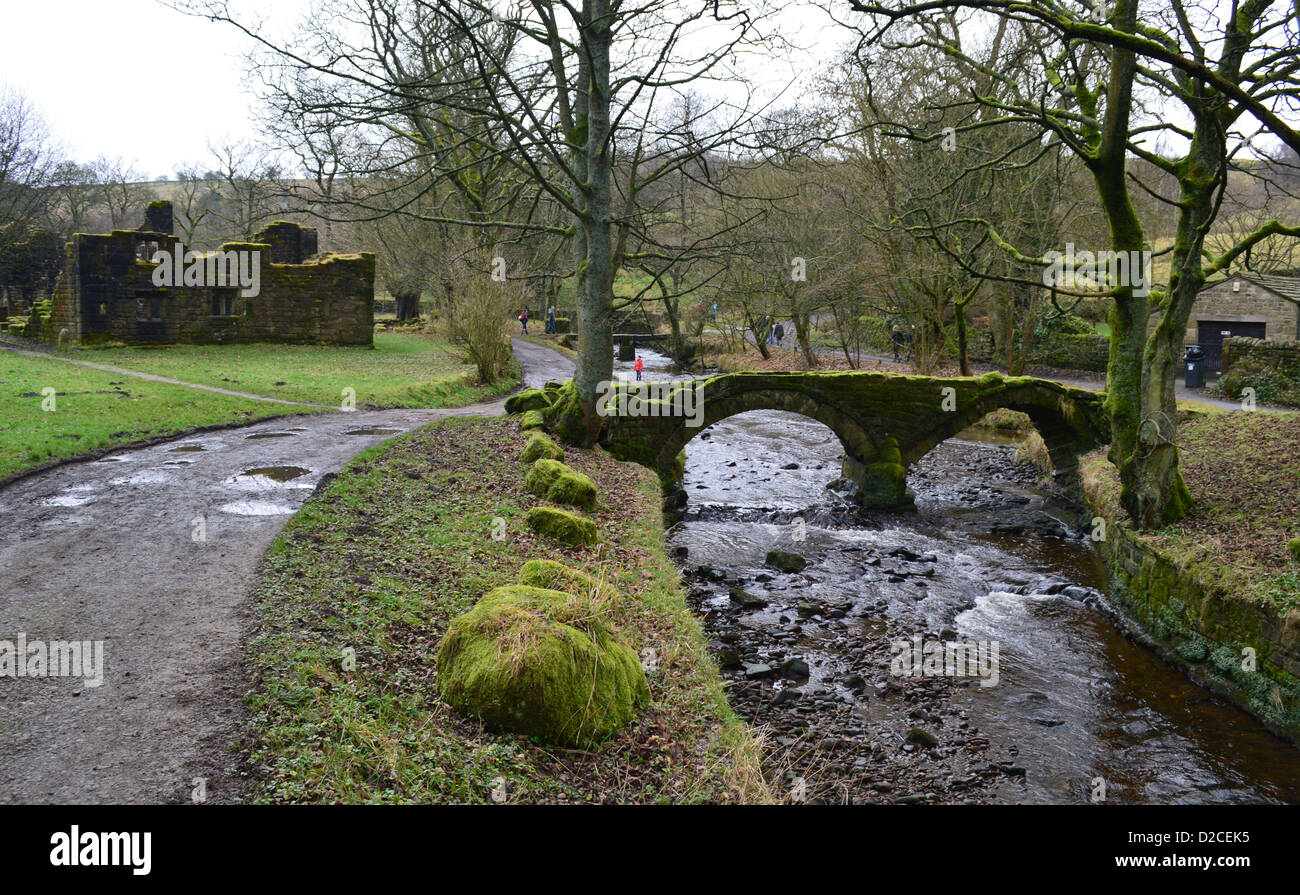 Wycoller Hall en hiver près de la sorte avec le Bronte et Packhorse Clapper ponts enjambant Wycoller Beck Banque D'Images