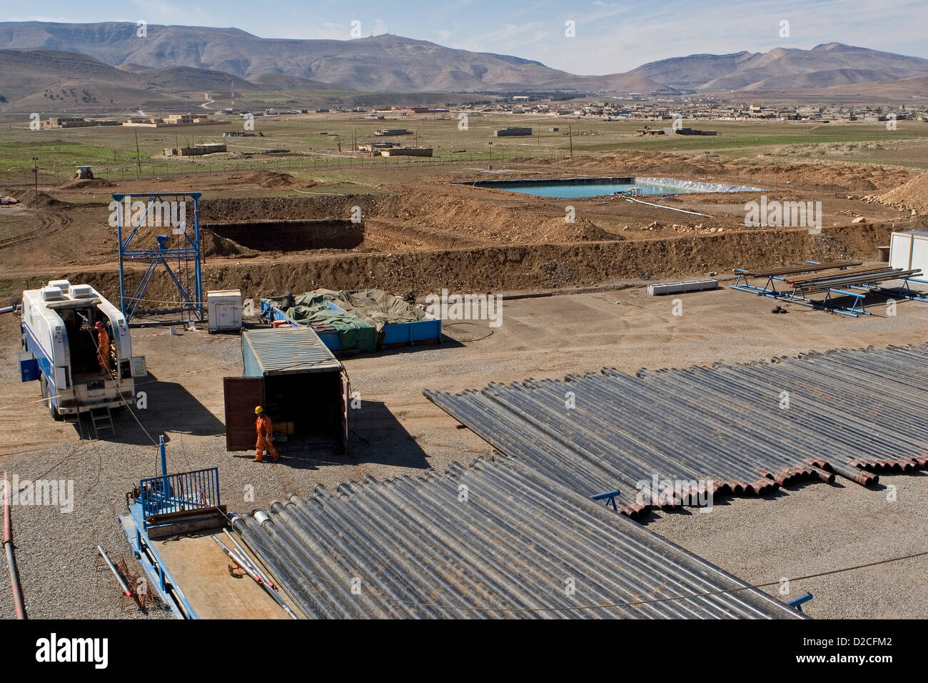 Exploration pétrolière et gazière en site. Boyaux et les tuyaux dans les aliments composés avant d'être levées à la plate-forme de forage marbre.Le Kurdistan irakien Banque D'Images