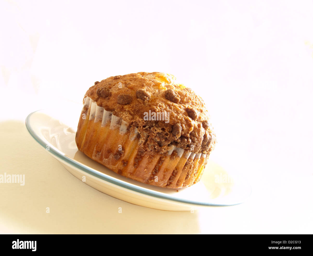 Gâteau café muffin cannelle avec fond blanc Banque D'Images