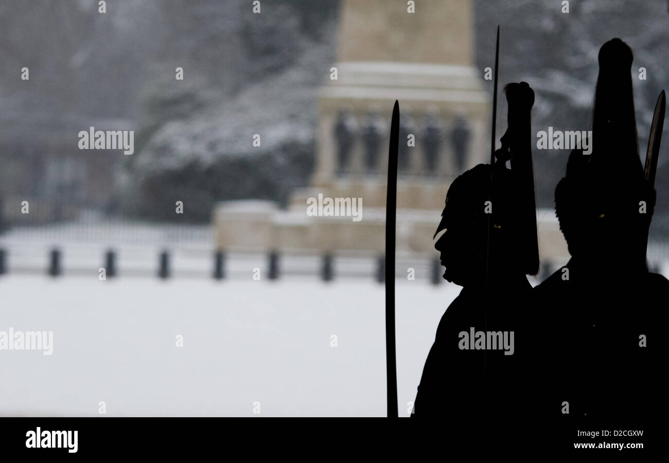 Londres, Royaume-Uni. 20 janvier 2013. Des soldats montent la garde près de Horse Guard's Parade dans le centre de Londres comme la neige tombe sur la capitale pour un troisième jour. George Henton / Alamy Live News. Banque D'Images