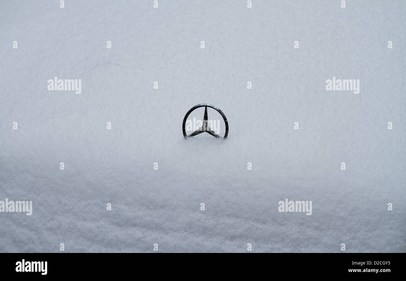 Londres, Royaume-Uni. 20 janvier 2013. Une voiture Mercedes est recouverte de neige dans le centre de Londres comme la neige tombe sur le centre de Londres pour un troisième jour. George Henton / Alamy Live News. Banque D'Images