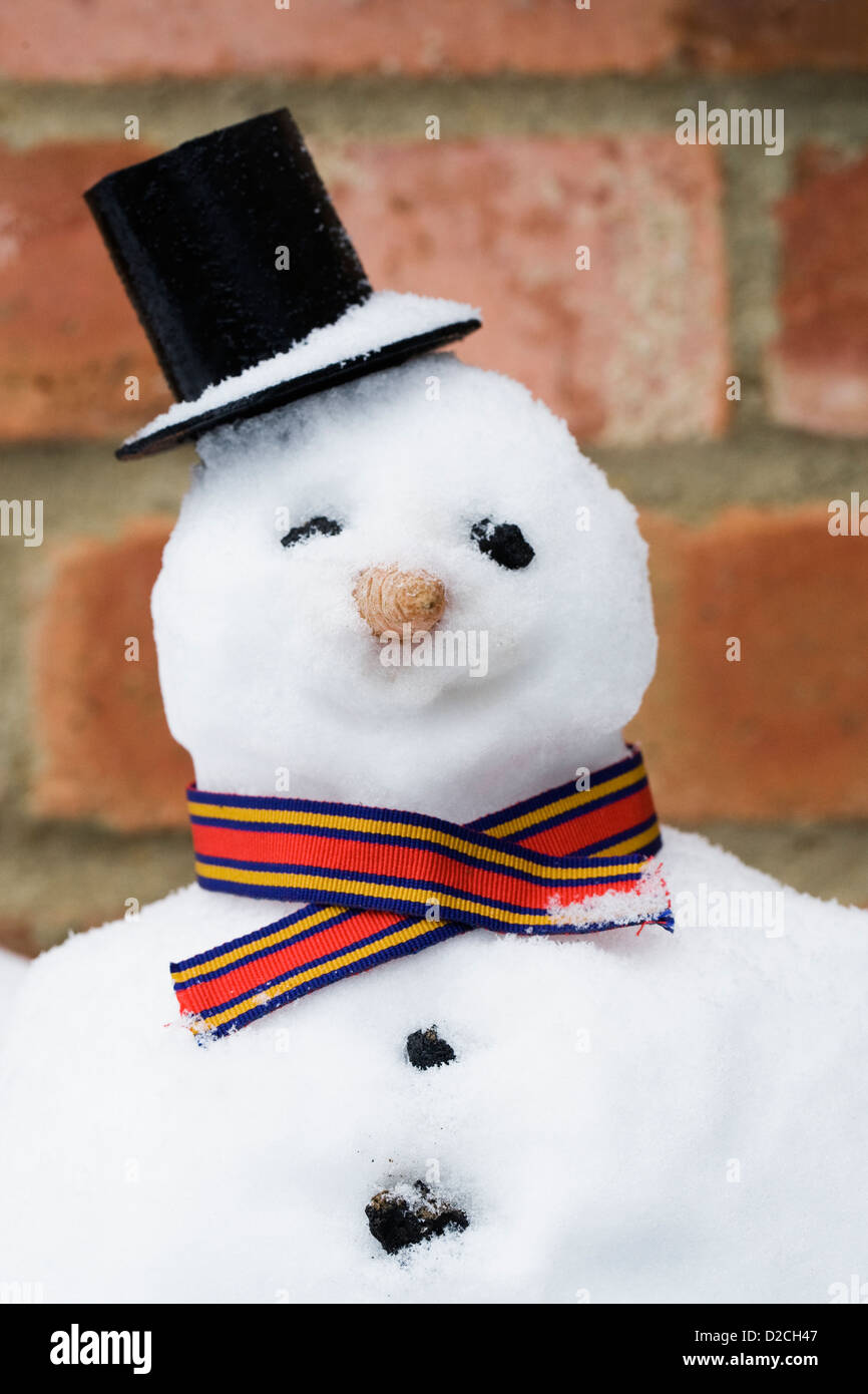 Bonhomme sourire contre un mur de brique rouge. Banque D'Images