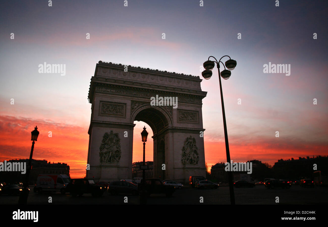 Paris Place de l'etoile et arc de triomphe ; ciel avec les tricolores français bleu blanc rouge Banque D'Images
