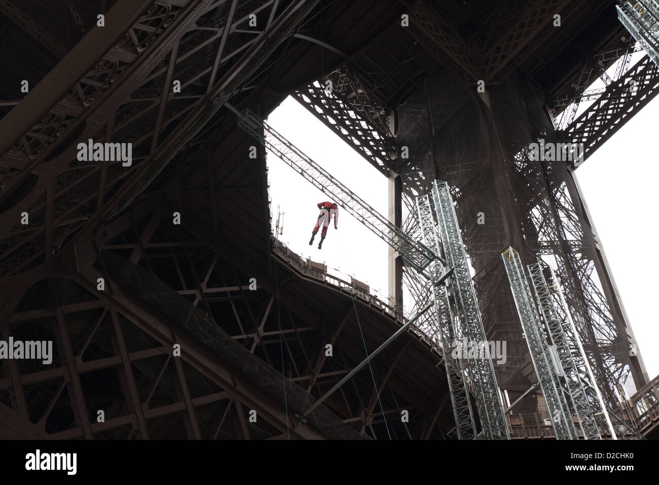 Iindustrial alpiniste dans Tour Eiffel Banque D'Images