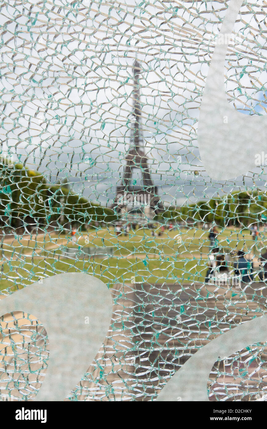 Tour Eiffel à travers le verre fissuré Banque D'Images