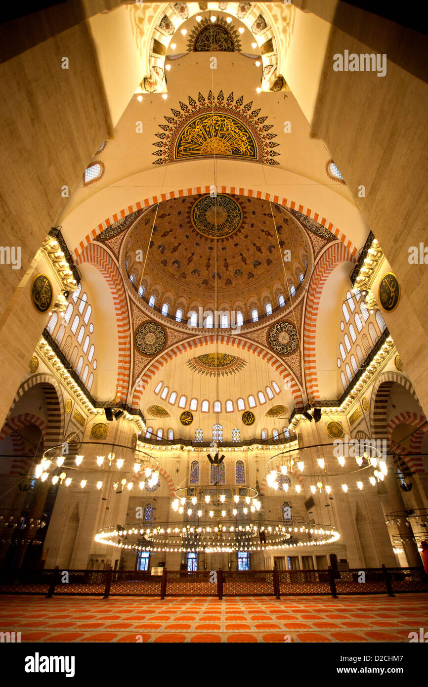 Turquie ISTANBUL - Mosquée de Suleymaniye Süleymaniye Camii ( Sultan Suleyman ) intérieur avec des arches, des lustres et des tapis Banque D'Images