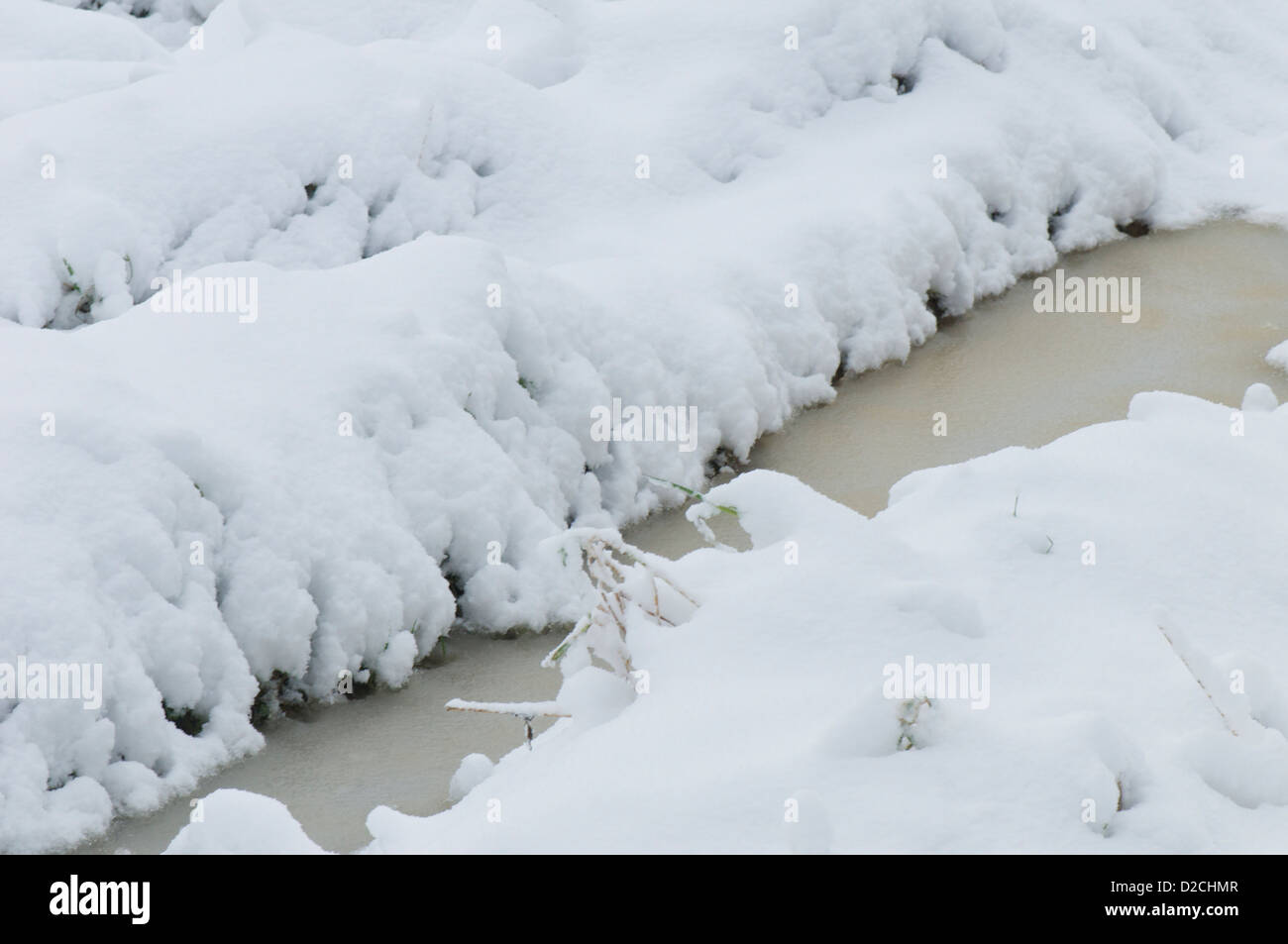 Les chenilles du tracteur recouvert de glace et de neige Banque D'Images