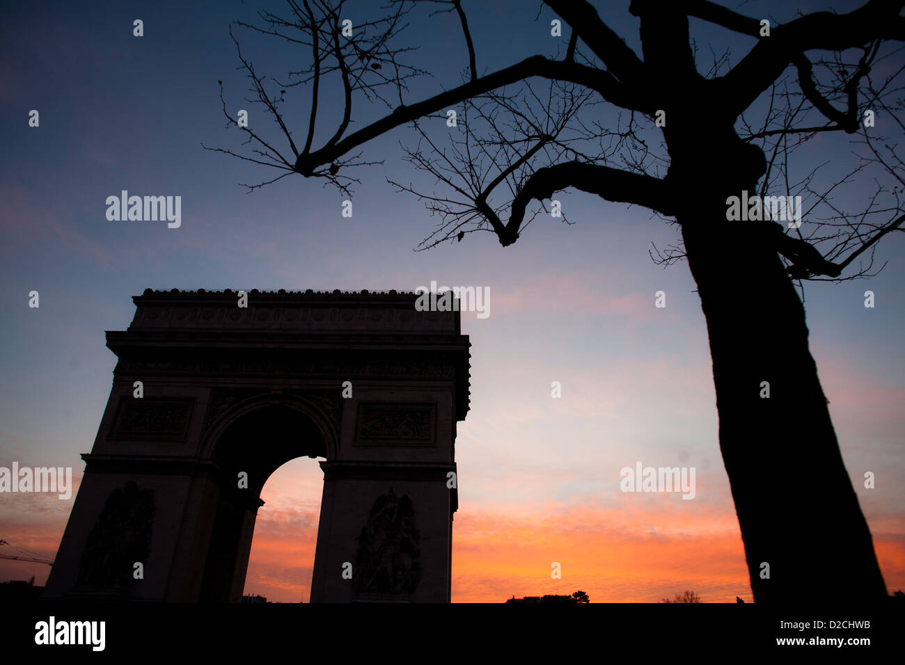 Paris Place de l'etoile et arc de triomphe ; ciel avec les tricolores français bleu blanc rouge Banque D'Images