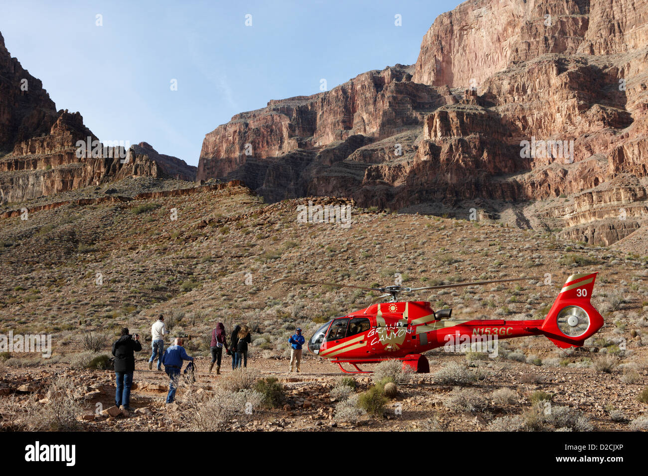 Les passagers qui quittent le tour d'hélicoptère a atterri sur le tampon dans le Grand canyon Arizona USA grand canyon helicopters n153gc Banque D'Images