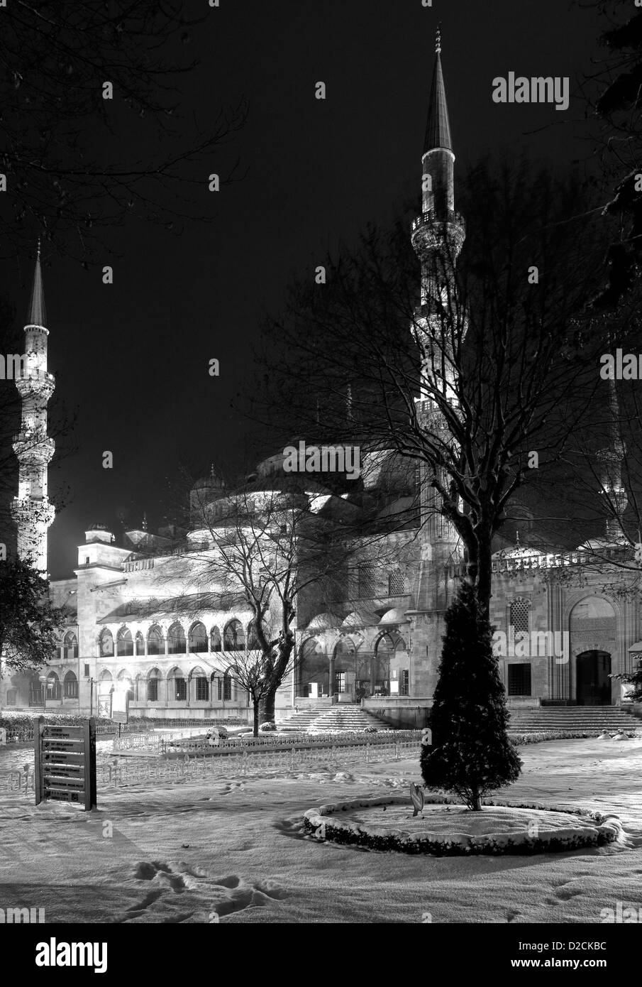 ISTANBUL Turquie - la neige en entrée du jardin de la Mosquée Bleue (Sultan Ahmet Mosquée Sultanahmet ) illuminée la nuit Banque D'Images