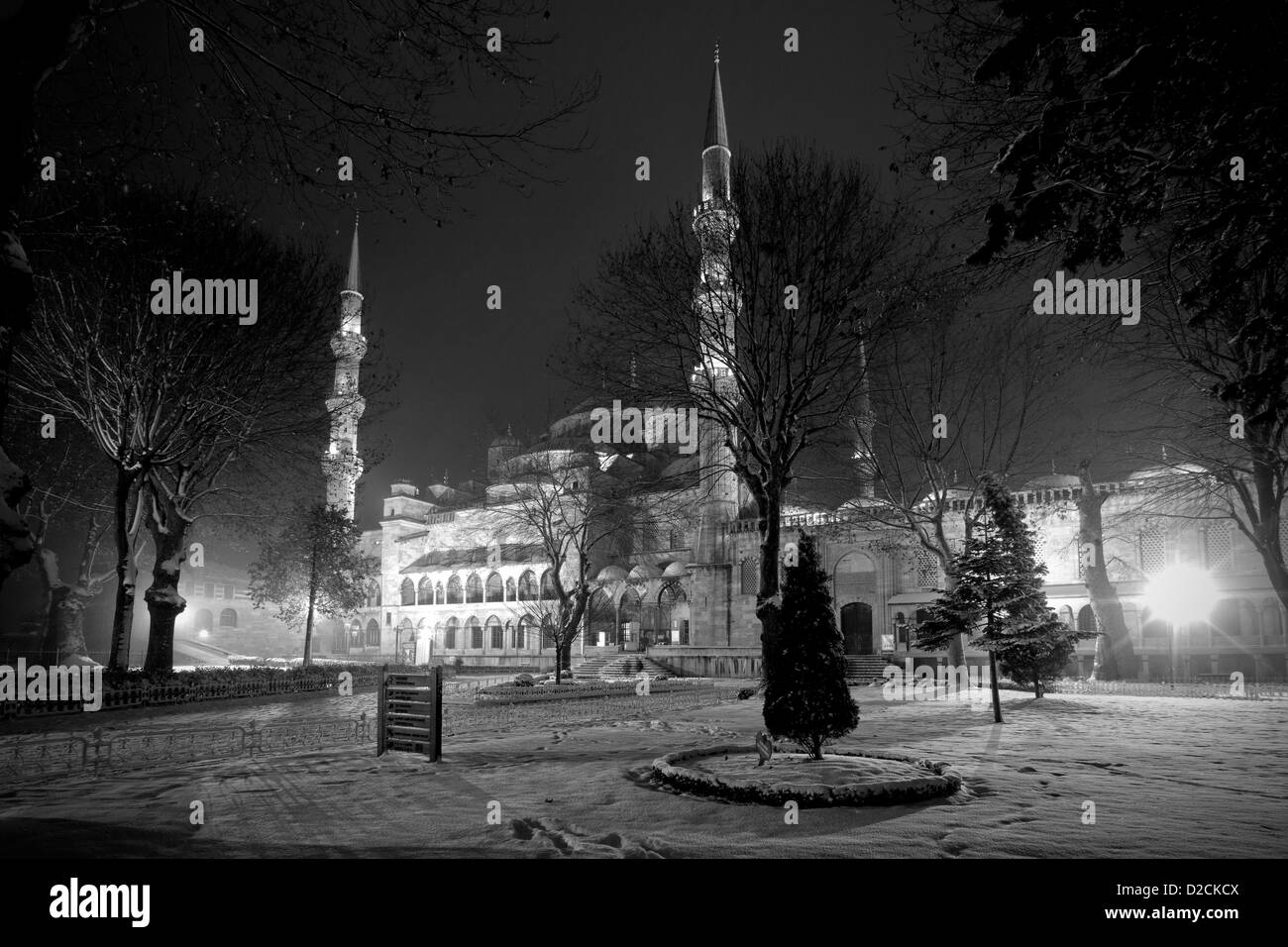 ISTANBUL Turquie - la neige en entrée du jardin de la Mosquée Bleue (Sultan Ahmet Mosquée Sultanahmet ) illuminée la nuit Banque D'Images