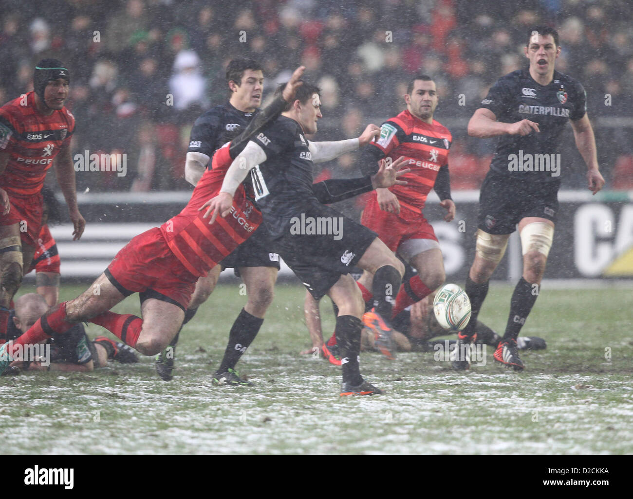 20.01.2013 Leicester, Angleterre. Les tigres l'ouvreur Toby Flood éruptions pour position au cours de la Heineken Cup match entre Leicester Tigers et Toulouse de Welford Road. Banque D'Images