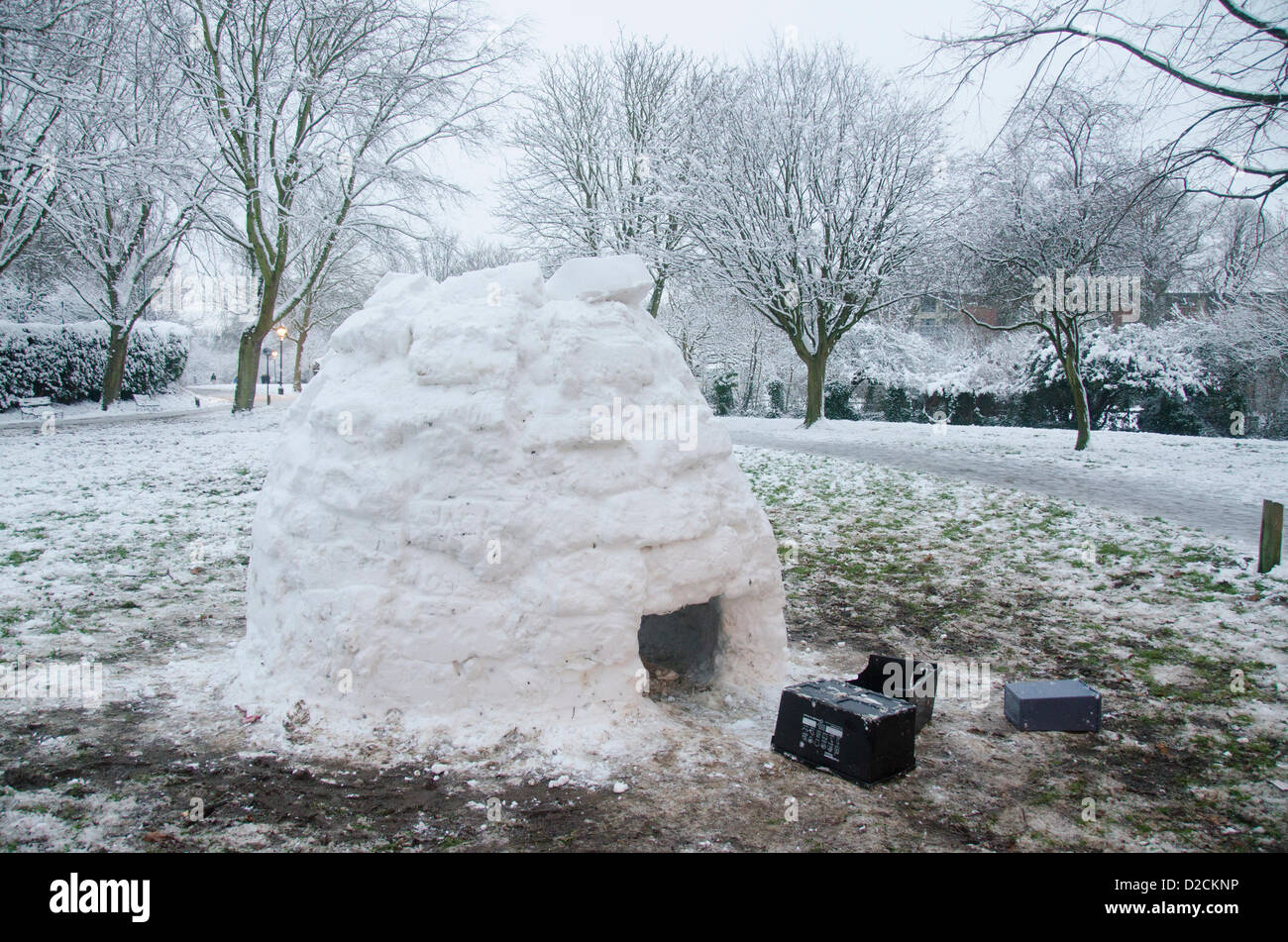 Redland vert, Bristol, UK, samedi 19 janvier 2013, Igloo construire hors de briques de neige. Alamy Live News Banque D'Images