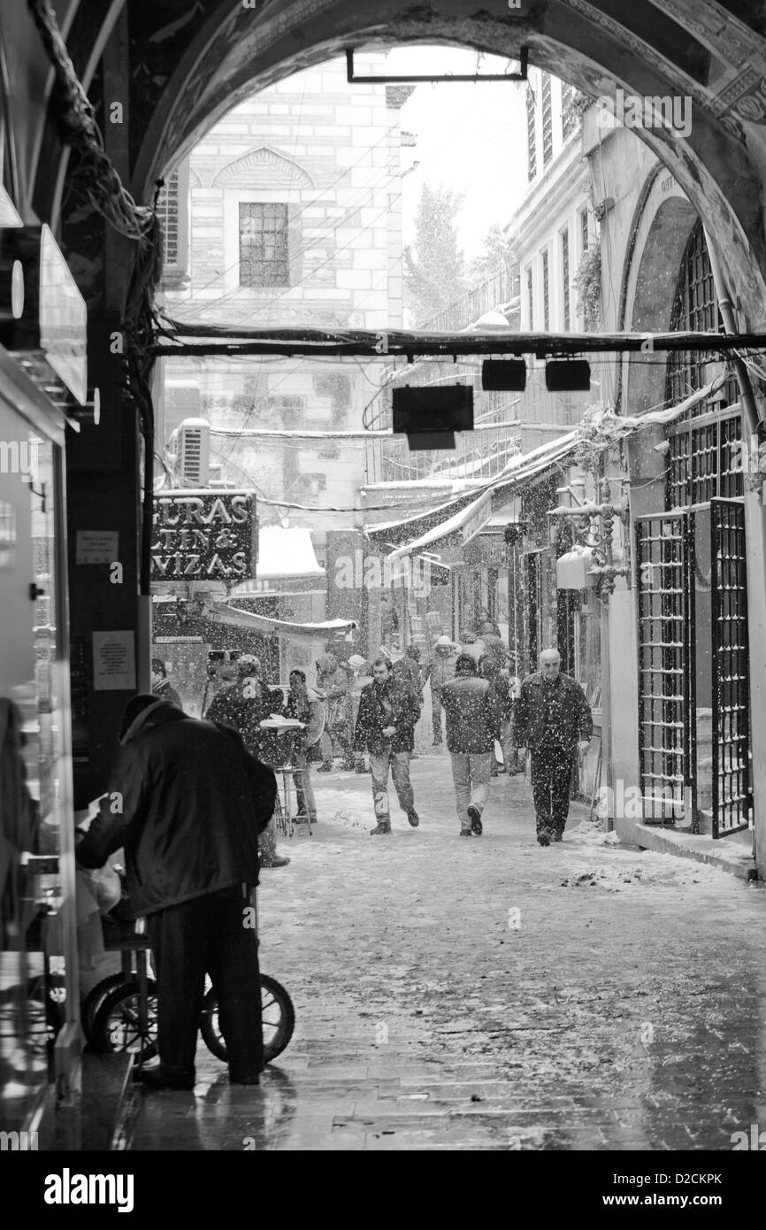 ISTANBUL Turquie - vendeur de pain alors que la neige tombe du Grand Bazar Kapali Carsi Kapalicarsi ( Marché Couvert ) Banque D'Images