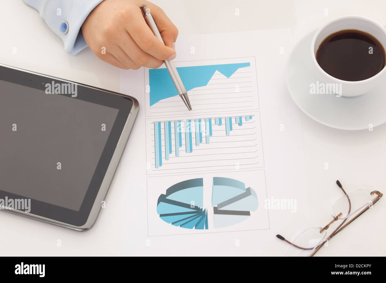 Tableaux et graphiques financiers sur la table Banque D'Images