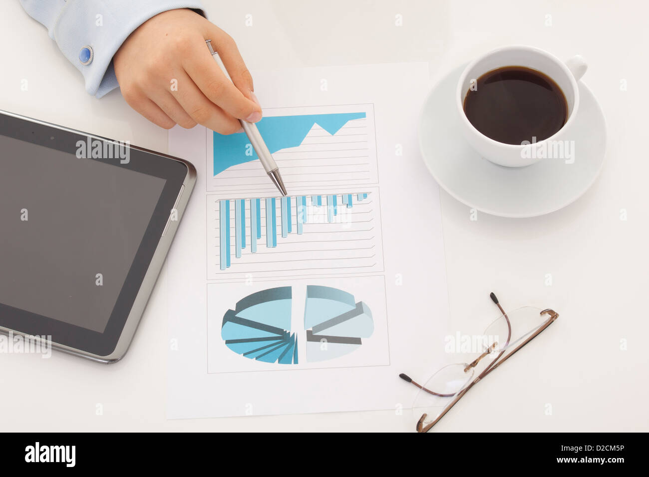 Tableaux et graphiques financiers sur la table Banque D'Images