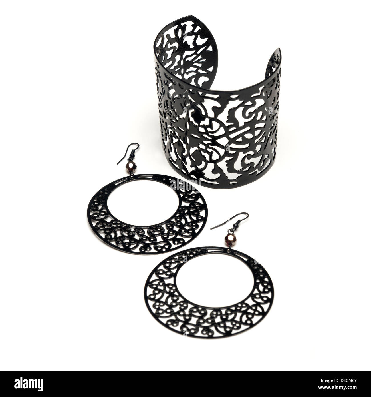 Noir métallisé bracelet et boucles d'isolé sur fond blanc Banque D'Images