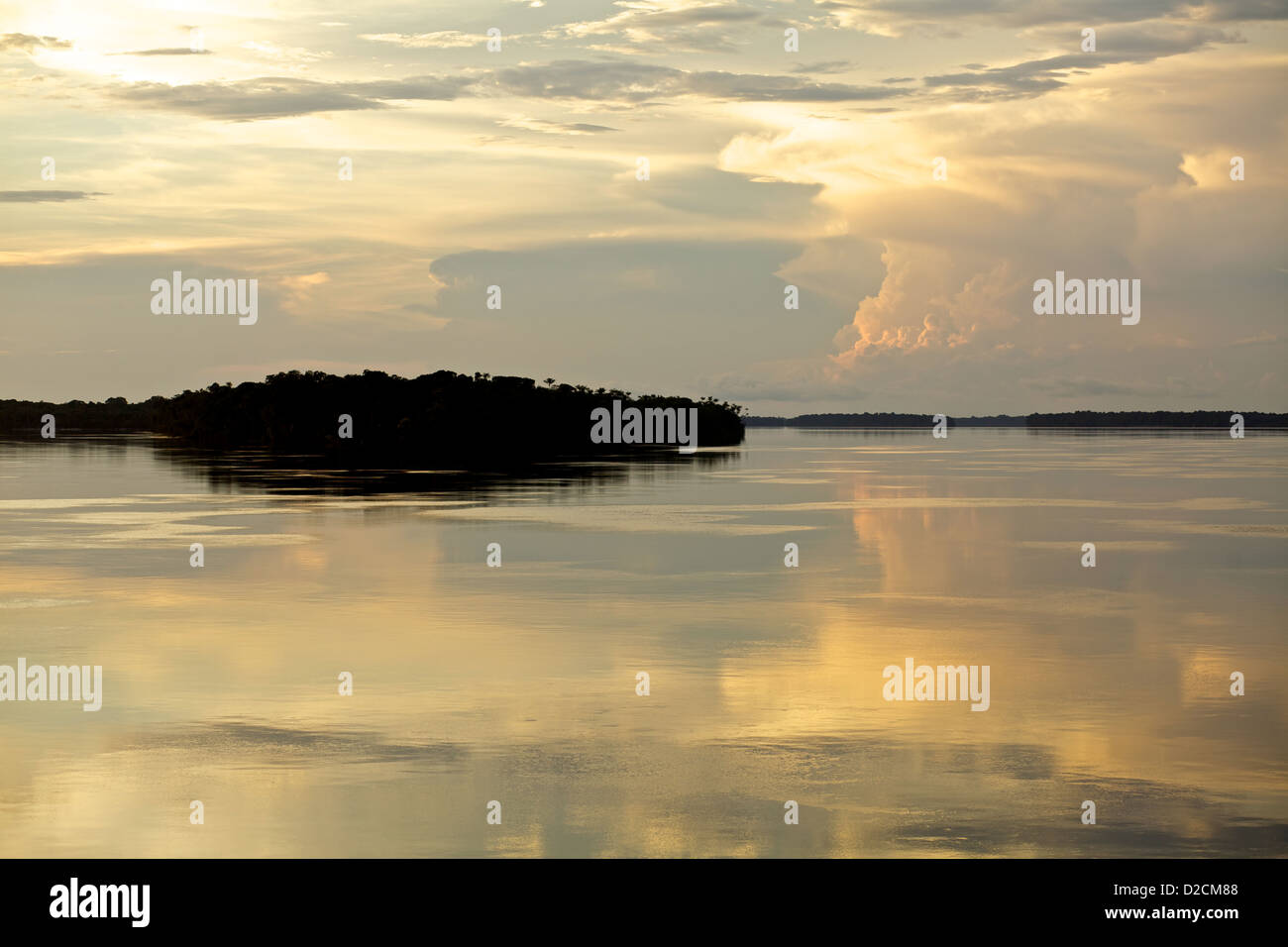 Coucher de soleil sur le fleuve Amazone Banque D'Images