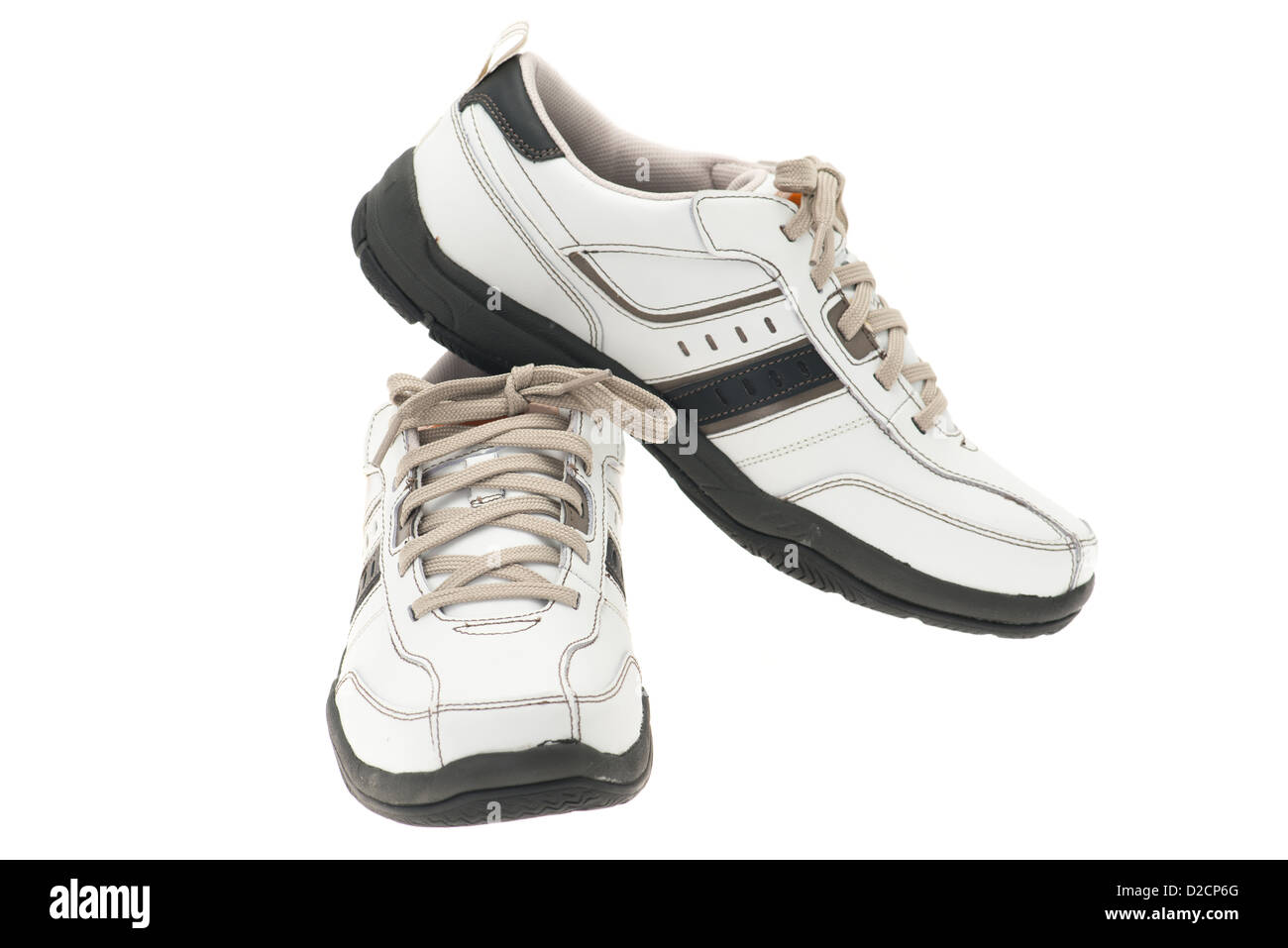 Une paire de nouvelles chaussures de sport blanc - studio photo avec un fond blanc Banque D'Images