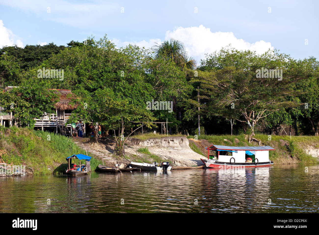 Un village tranquille au bord de la rivière Amazone, avec des bateaux colorés amarrés par le rivage Banque D'Images