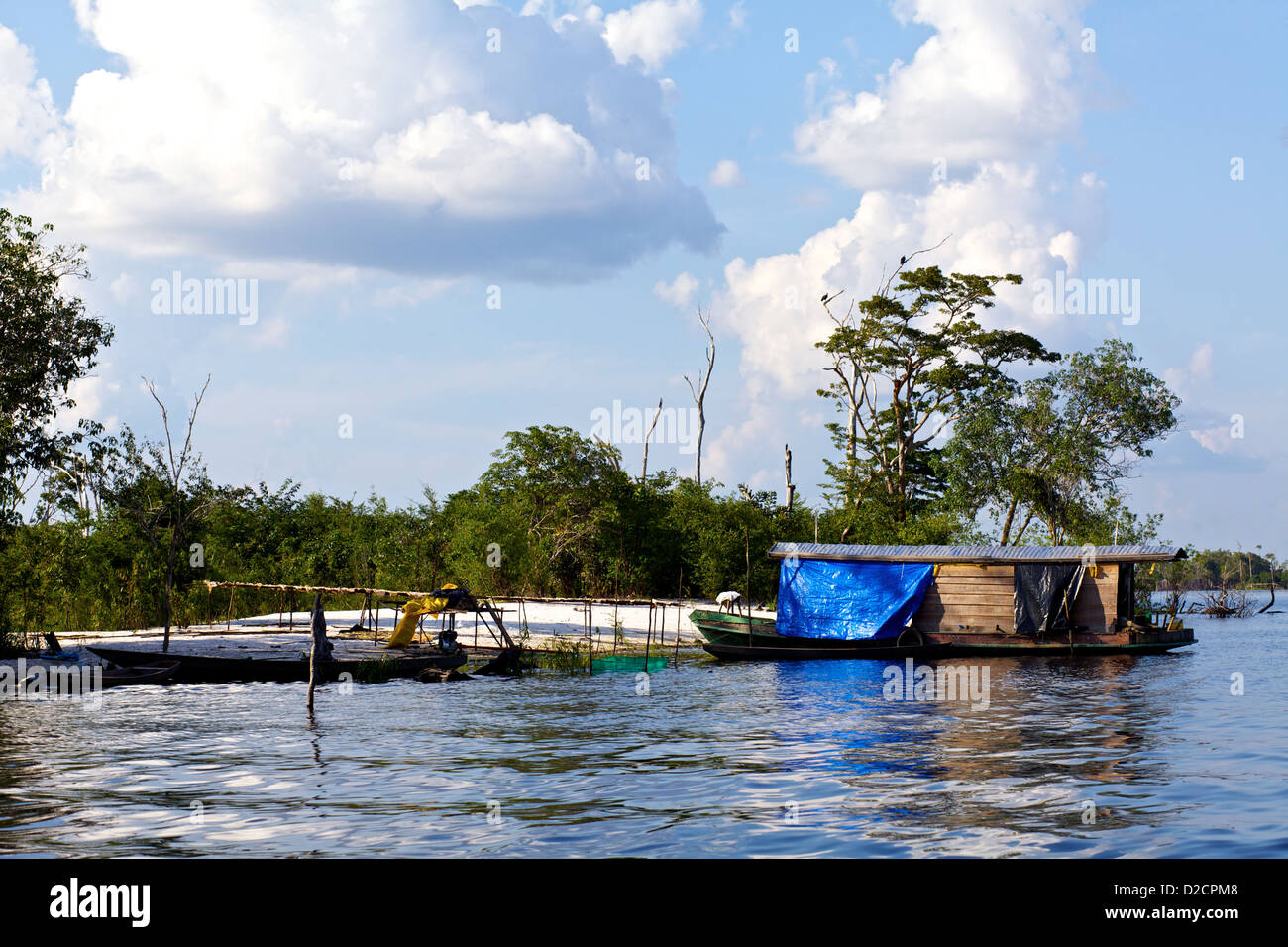 Un yacht échoué à un camp de pêche sur le fleuve Amazone Banque D'Images