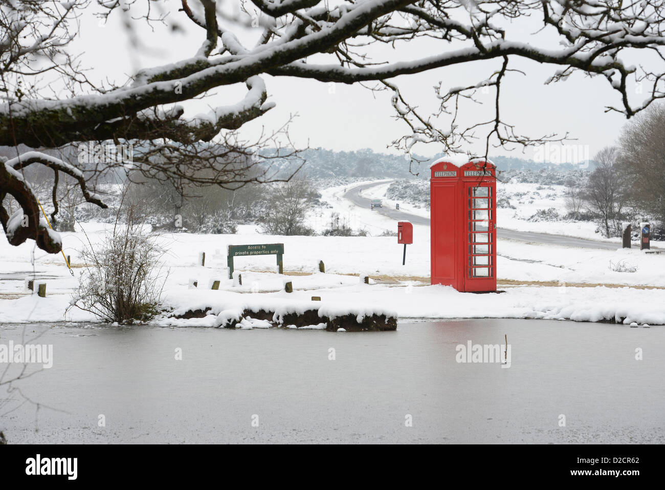 BT British Telecom téléphone rouge fort près de Brockenhurst dans le parc national New Forest dans le Hampshire, United Kingdom Banque D'Images