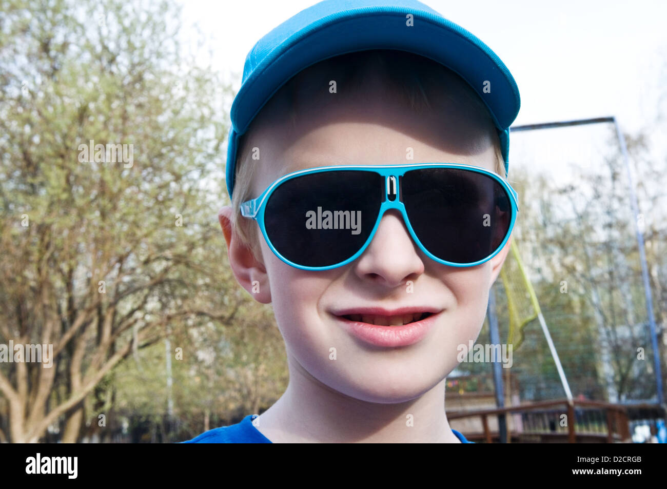 Cute smiling boy wearing Sunglasses and baseball cap Banque D'Images