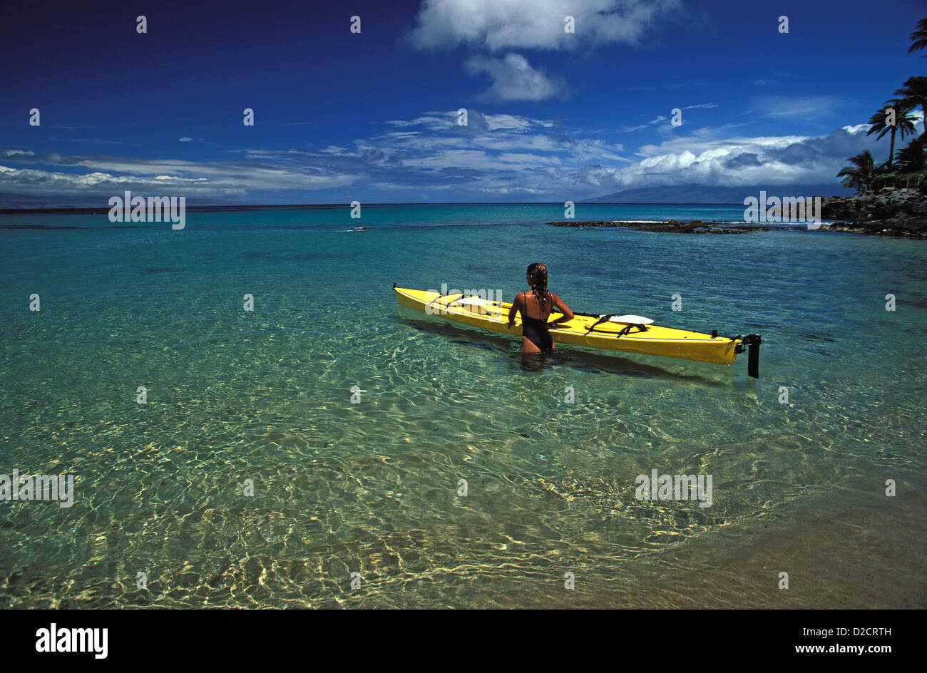 Femme tête dans un kayak à Napili Bay, Maui, Hawaii. Banque D'Images