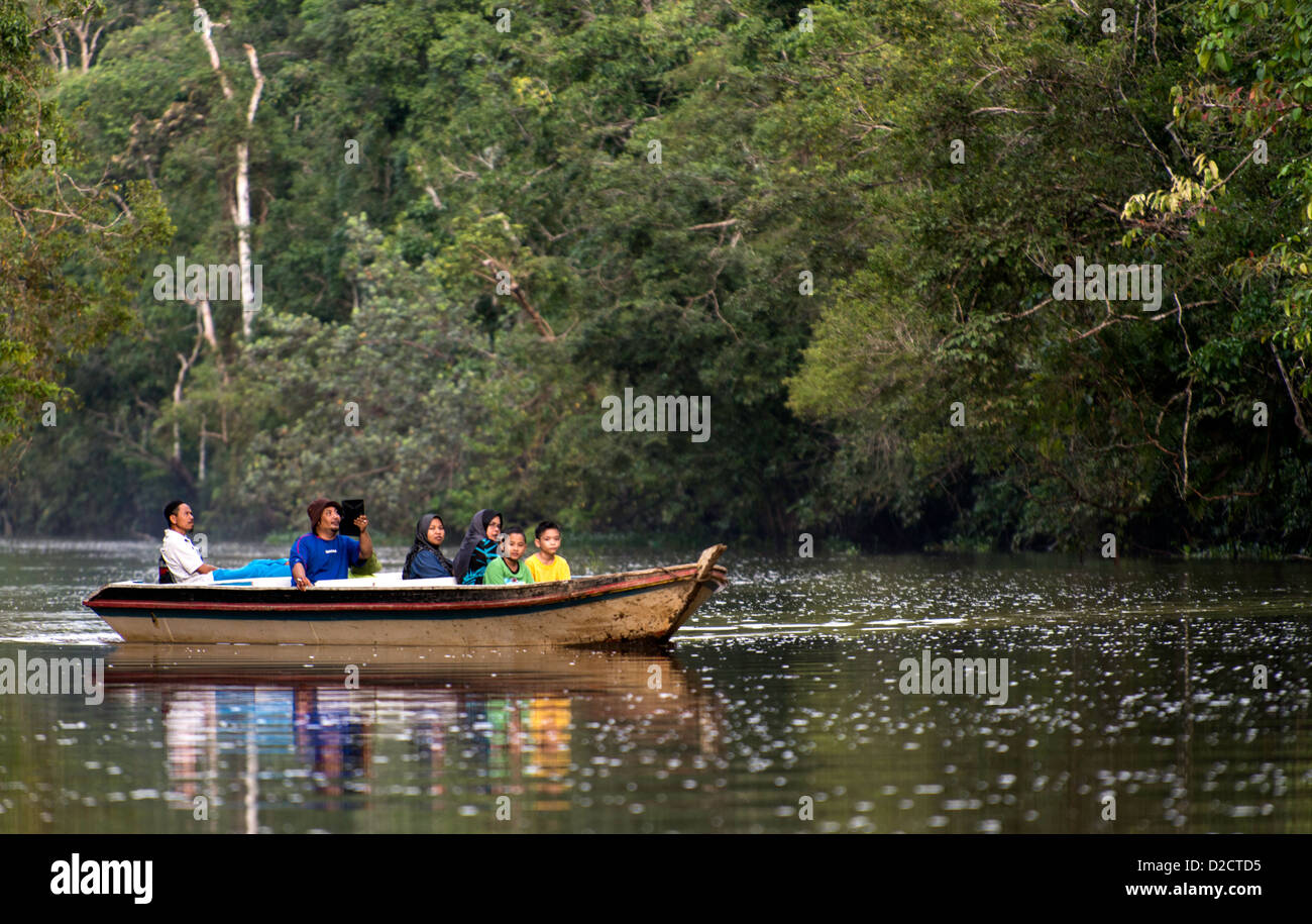 Les gens à la recherche d'animaux sauvages sur river cruise dans la sous forêt tropicale humide Sabah Malaisie Bornéo Banque D'Images