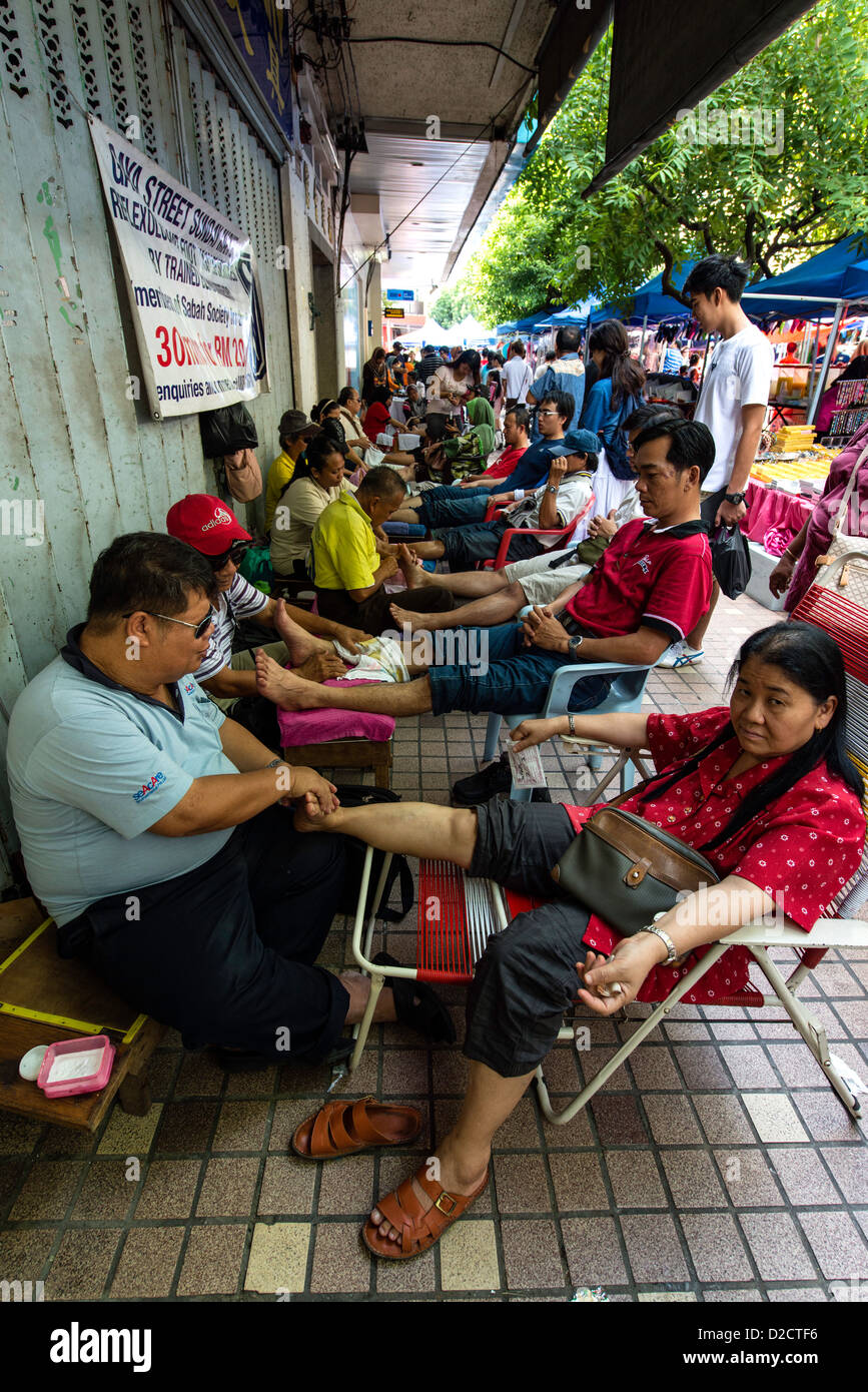 Massage de la rue au marché local de la ville de Kota Kinabalu Sabah Malaisie Bornéo Banque D'Images