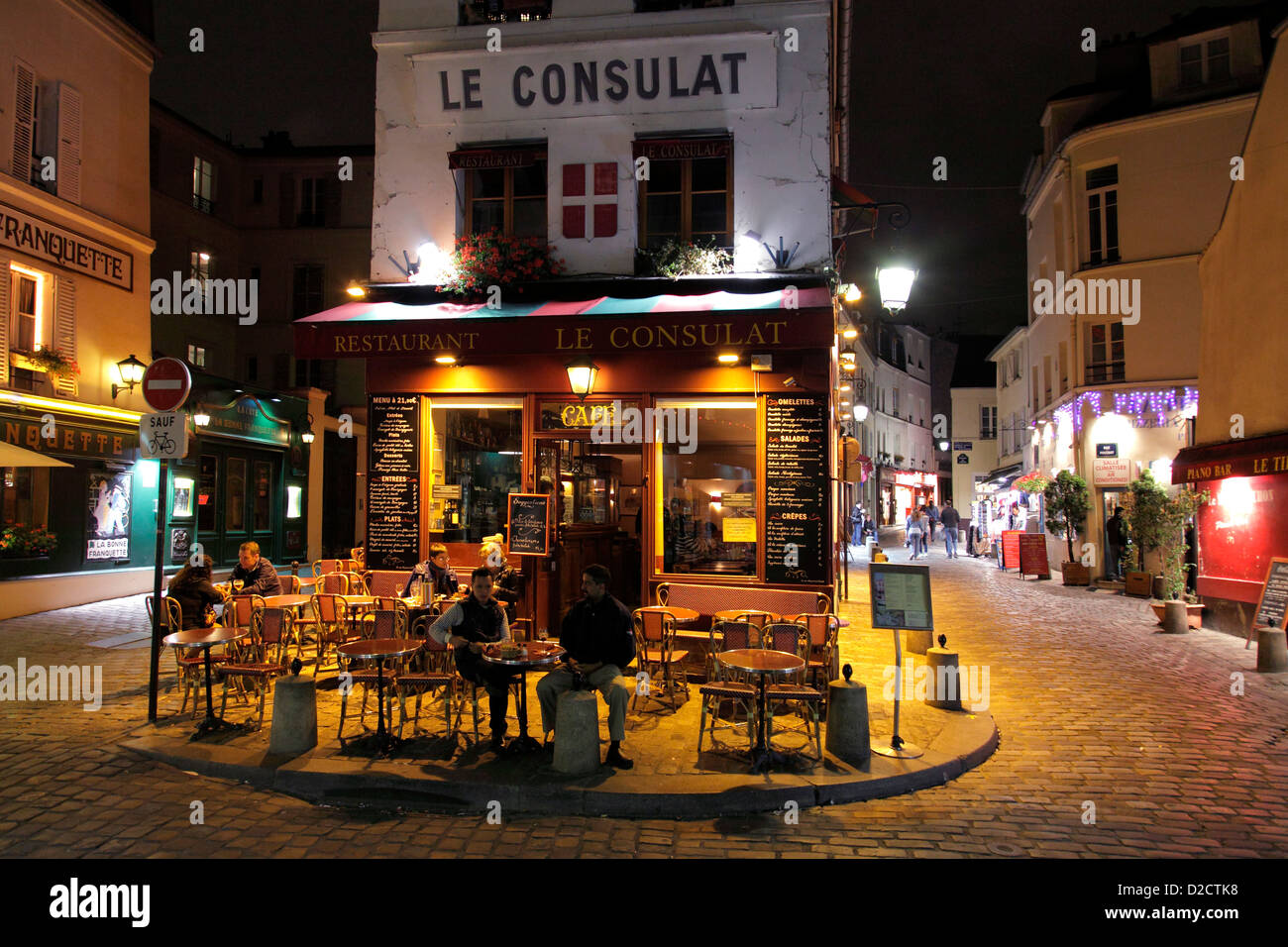 Restaurant et café Le Consulat à Montmartre la nuit Banque D'Images