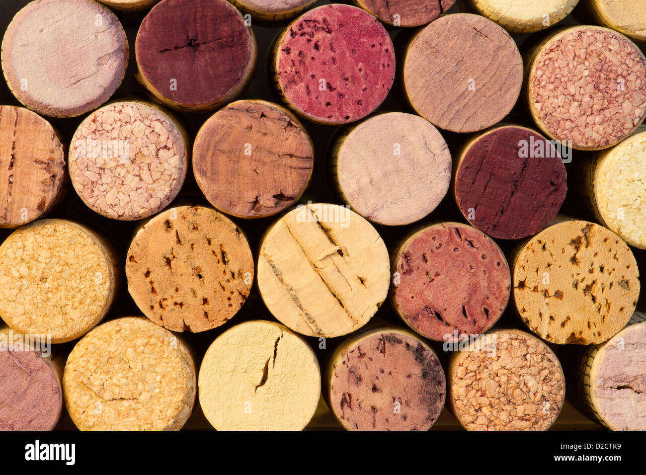 Wine Corks. Wine corks utilisés sur fond noir Banque D'Images