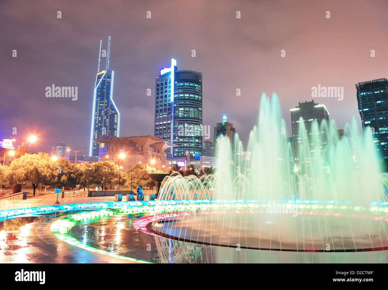 La Place du peuple de Shanghai avec fontaine et paysage urbain de nuit Banque D'Images