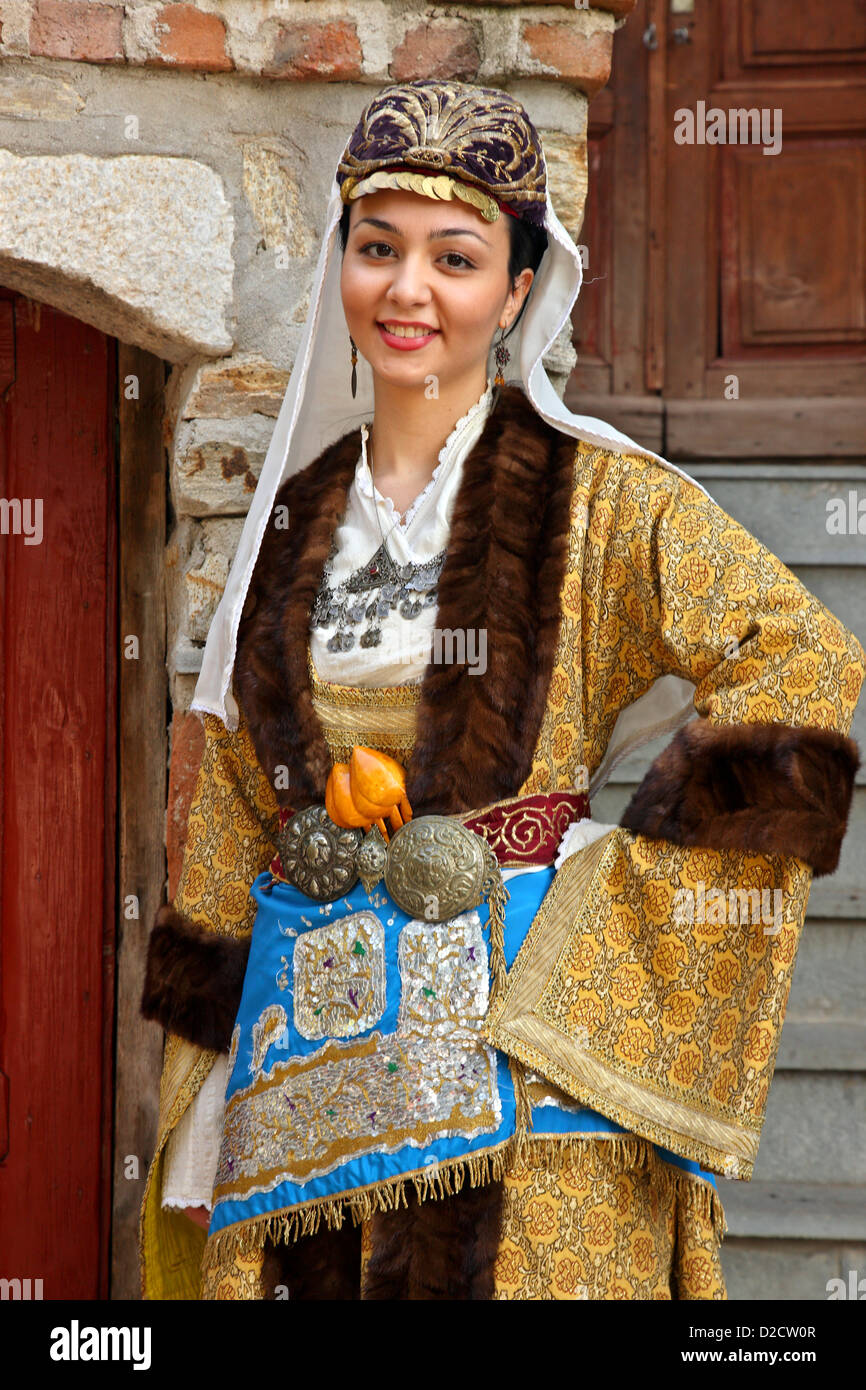 Cappadocian-Greek ( de Nea Karvali'New'), la danse 'Konyali' ('de Konya') de la danse. Kavala, Macédoine, Grèce Banque D'Images