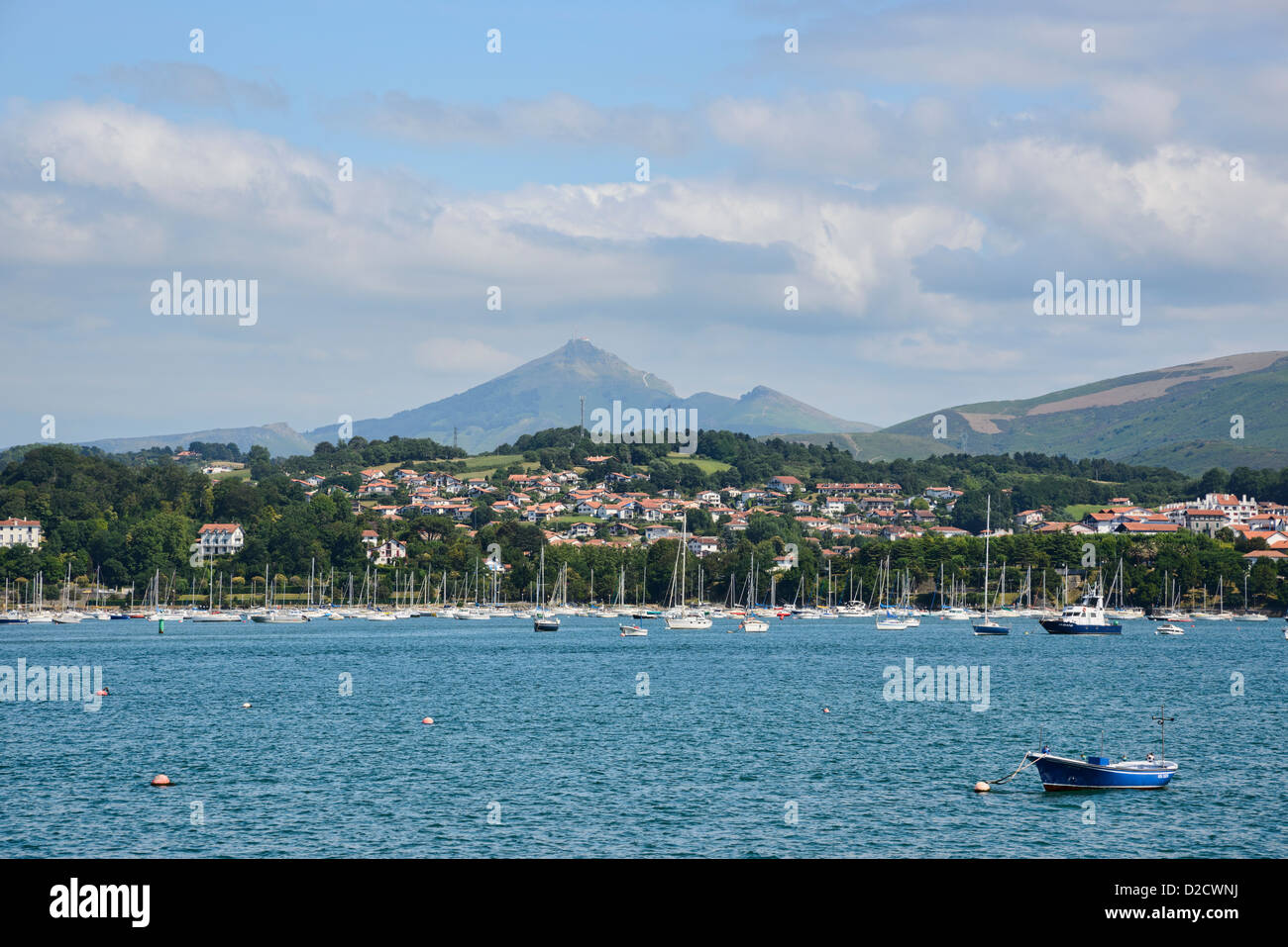 Vue sur le port sportif à Hondarribia (Pais Basque, Espagne). Banque D'Images