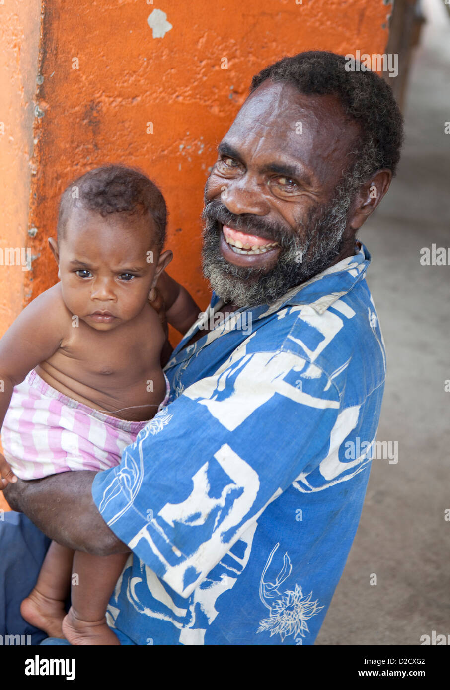 Grand-père avec son petit-fils, du marché, de l'île de Tanna, Vanuatu Pacifique Sud Banque D'Images