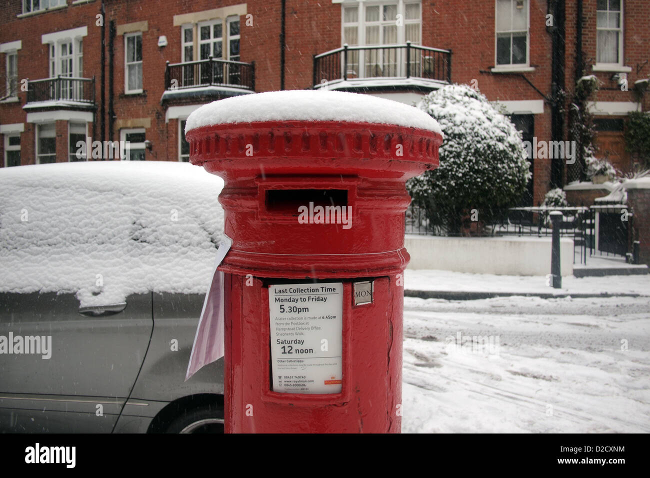 Londres postbox dans hiver neige Banque D'Images