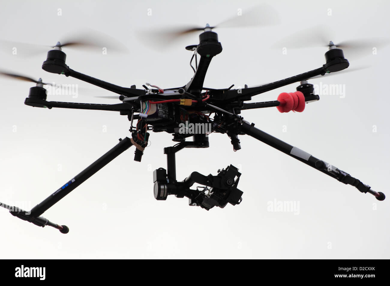 Une radio contrôlée octocopter ou drone équipé d'un appareil photo en prenant des photos des objets au sol pour un projet de photographie aérienne Banque D'Images