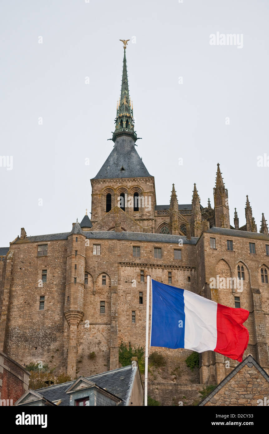 Le Mont-Saint-Michel et pavillon de la France Banque D'Images