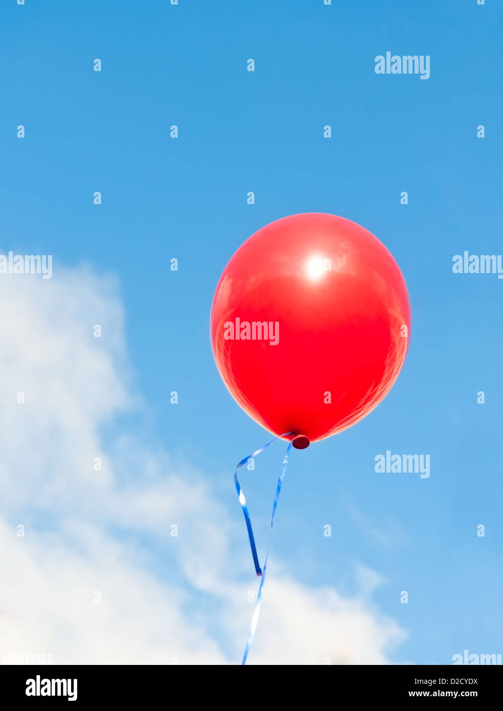 Ballon rouge contre le ciel bleu Banque D'Images