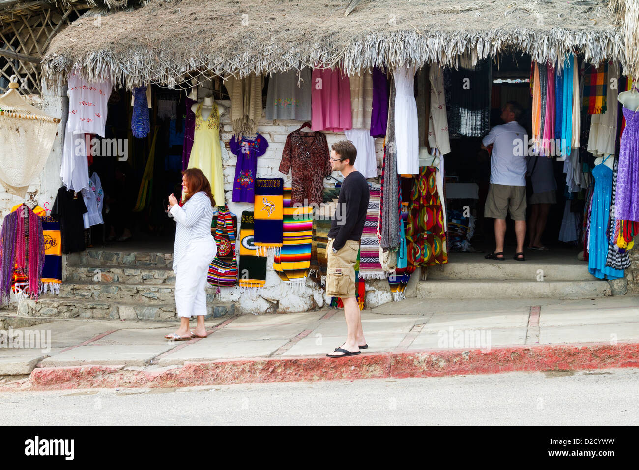 Les touristes du shopping et du tourisme à Todos Santos, Mexique Banque D'Images