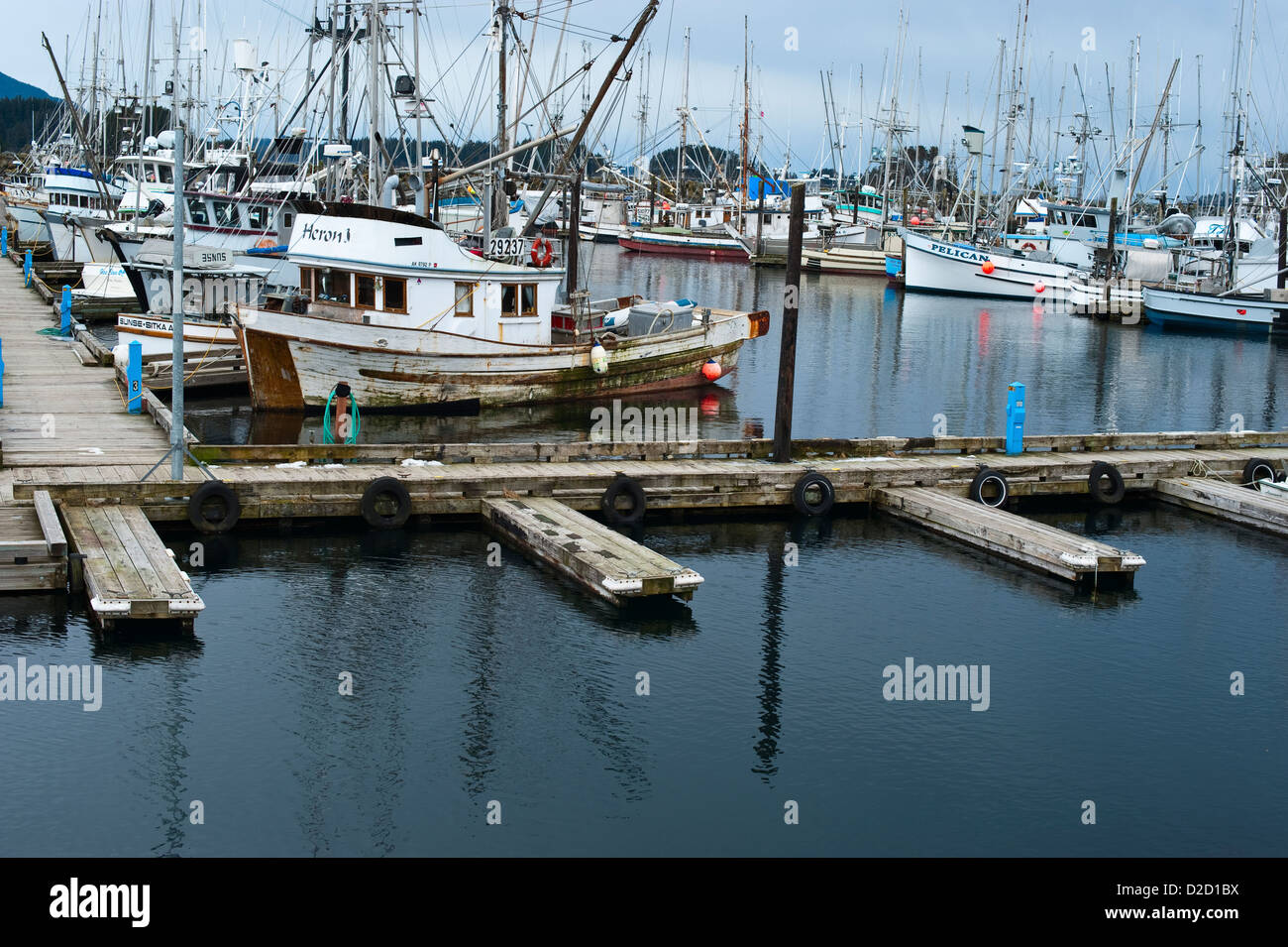 Vue sur le port et les quais de Croissant montrant la flotte de pêche, Sitka, Alaska, USA Banque D'Images