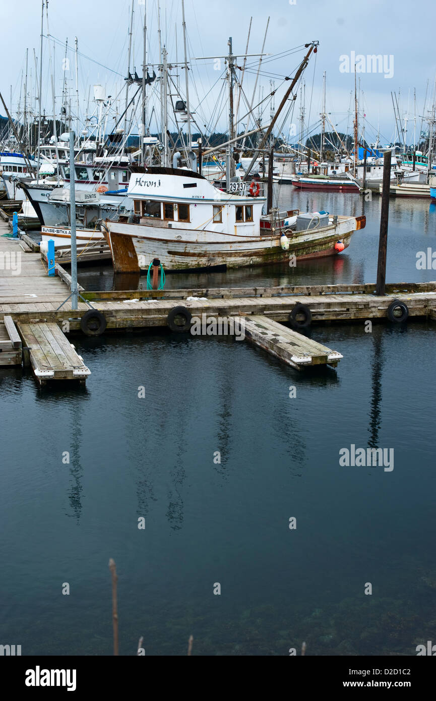Vue sur le port et les quais de Croissant montrant la flotte de pêche, Sitka, Alaska, USA Banque D'Images