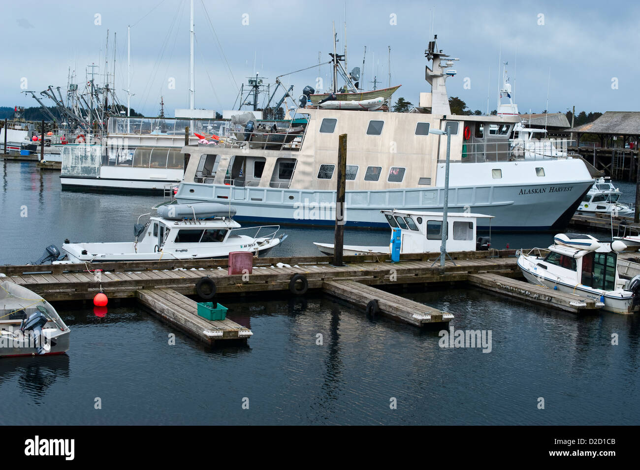 Vue sur le port et les quais de Croissant montrant la flotte de pêche, Sitka, Alaska, USA Banque D'Images