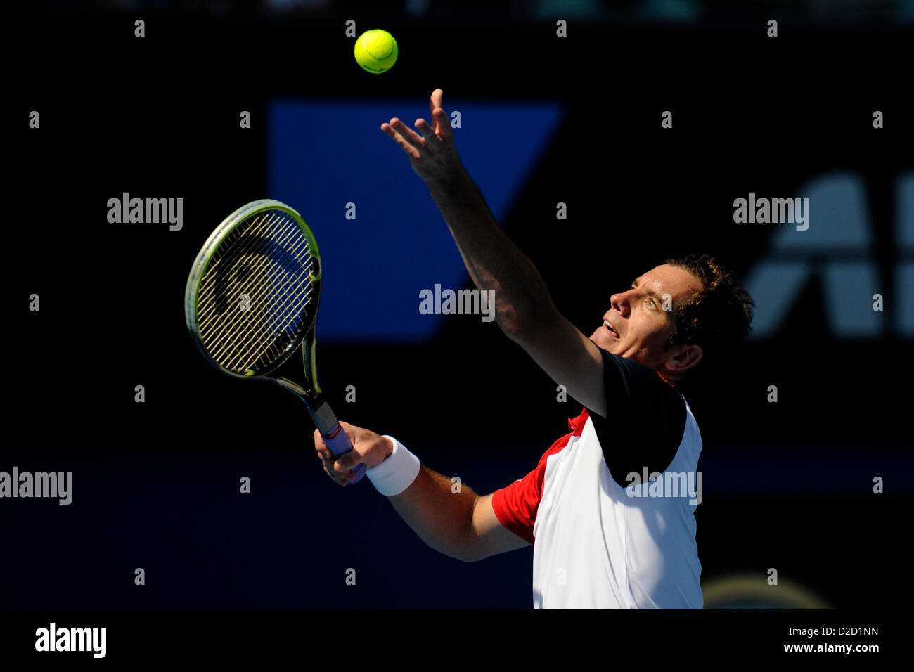 21.01.2013 Melbourne, Australie. Richard Gasquet de la France se prépare à servir dans sa correspondance avec le huitième jour de l'Open d'Australie de Melbourne Park. Banque D'Images