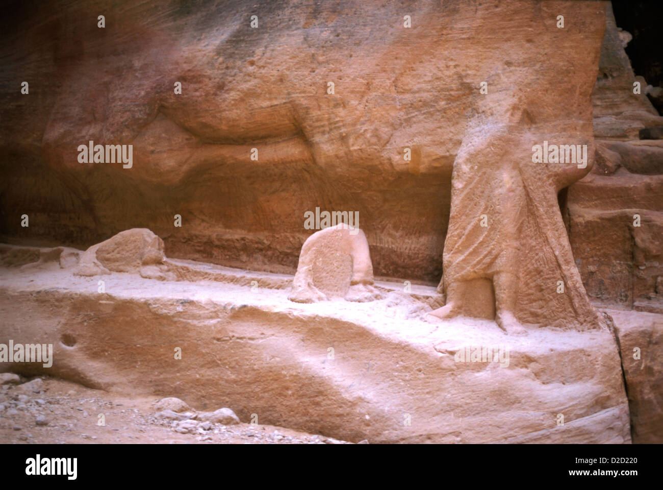 La Jordanie, Pétra, Siq Gorge. Fragment de sculpture représentant un homme conduisant son chameau, découvert en 1997. Banque D'Images