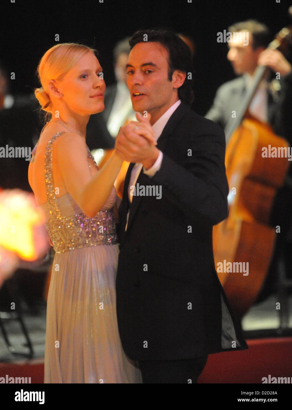 L'acteur français Anthony Delon, l'étoile de l'Opéra de Brno, est la danse avec sa petite amie Anna Sherbinina au cours de l'Opéra de Brno 2013 à Brno, en République tchèque, le 19 janvier 2013. (CTK Photo/Igor Zehl) Banque D'Images