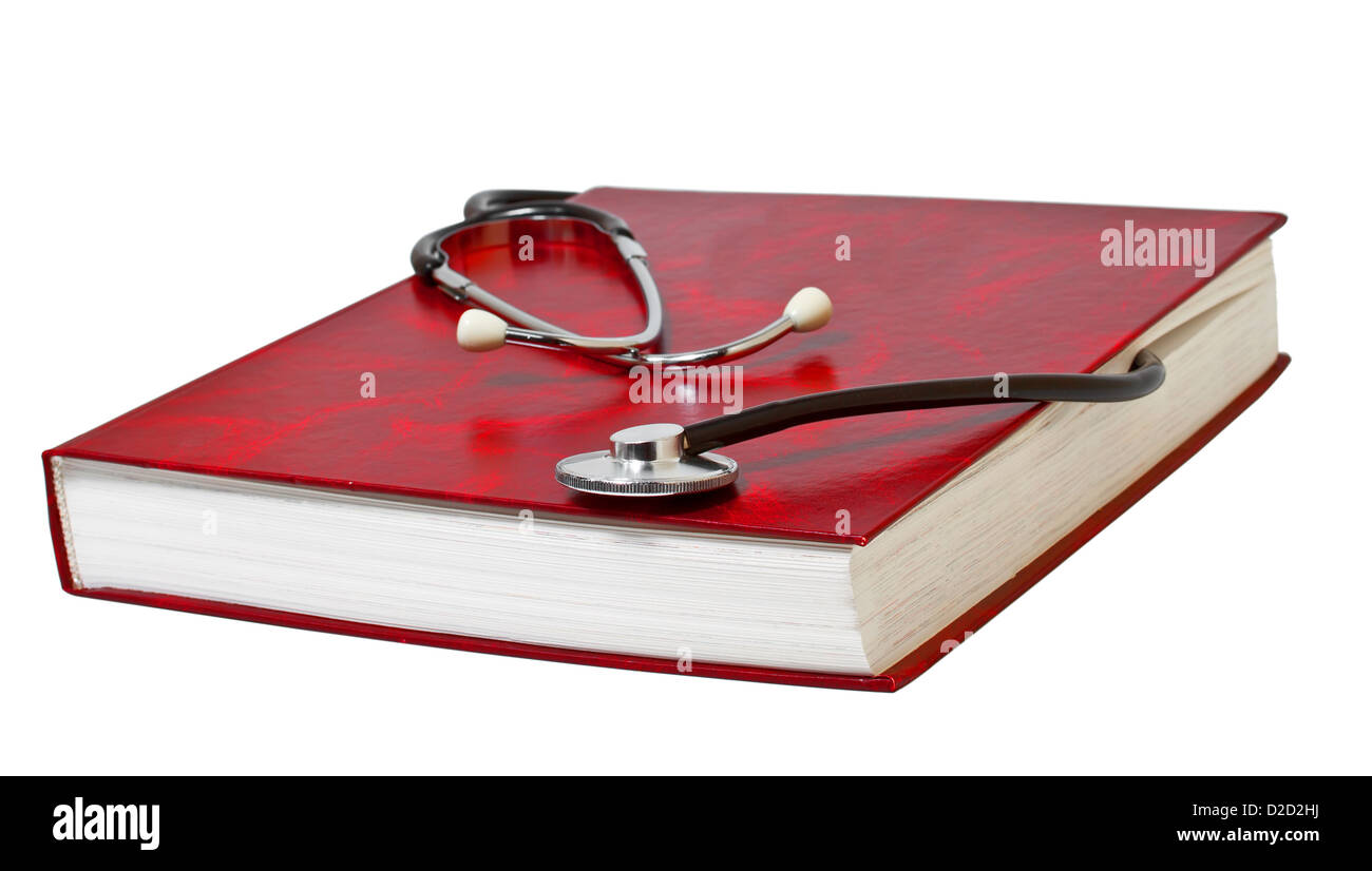 Stéthoscope médical sur le livre rouge. Isoler sur fond blanc. Banque D'Images