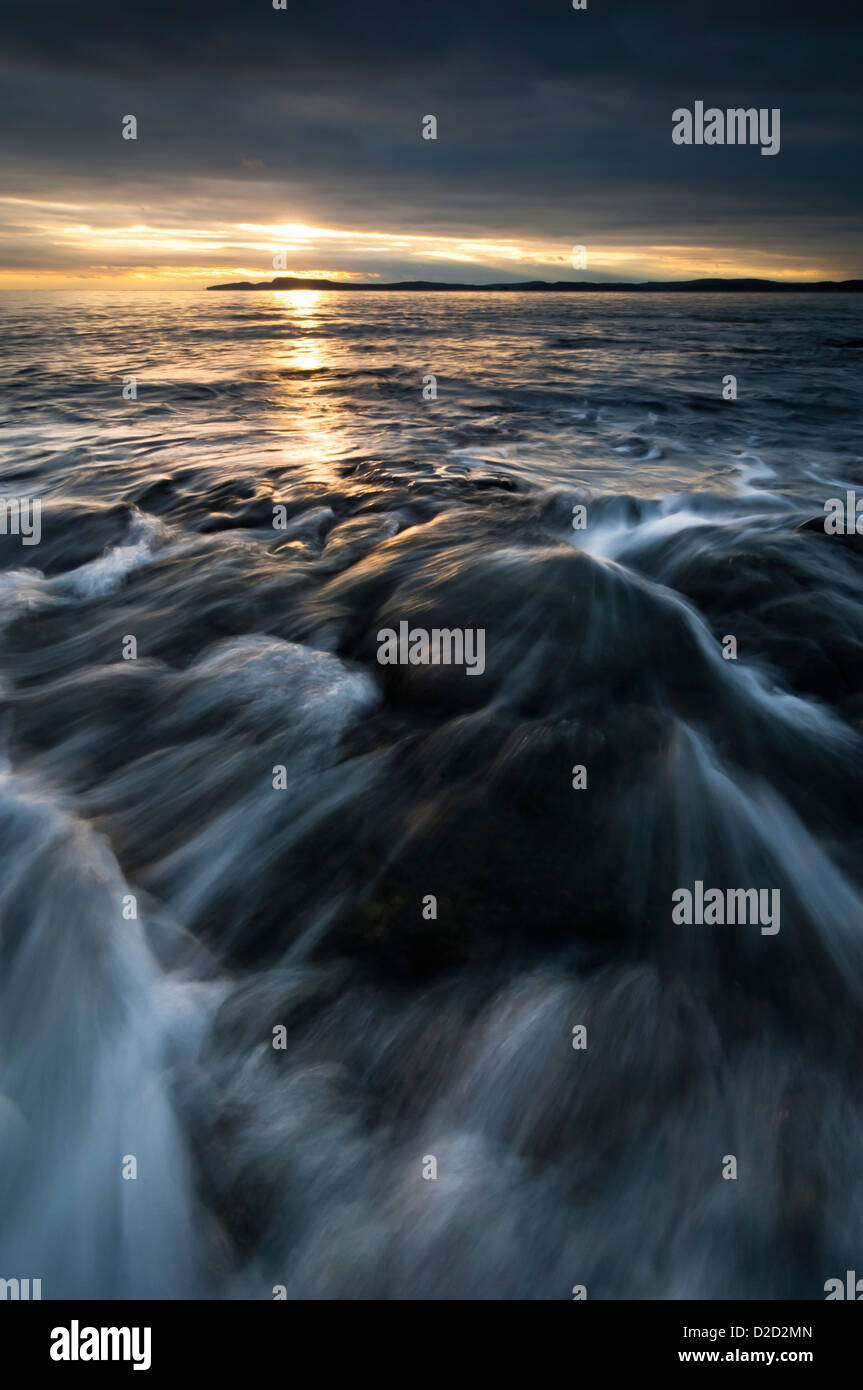 Stormy coucher du soleil à West Beach, Washington Park, Anacortes, Fidalgo Island, Washington, USA Banque D'Images